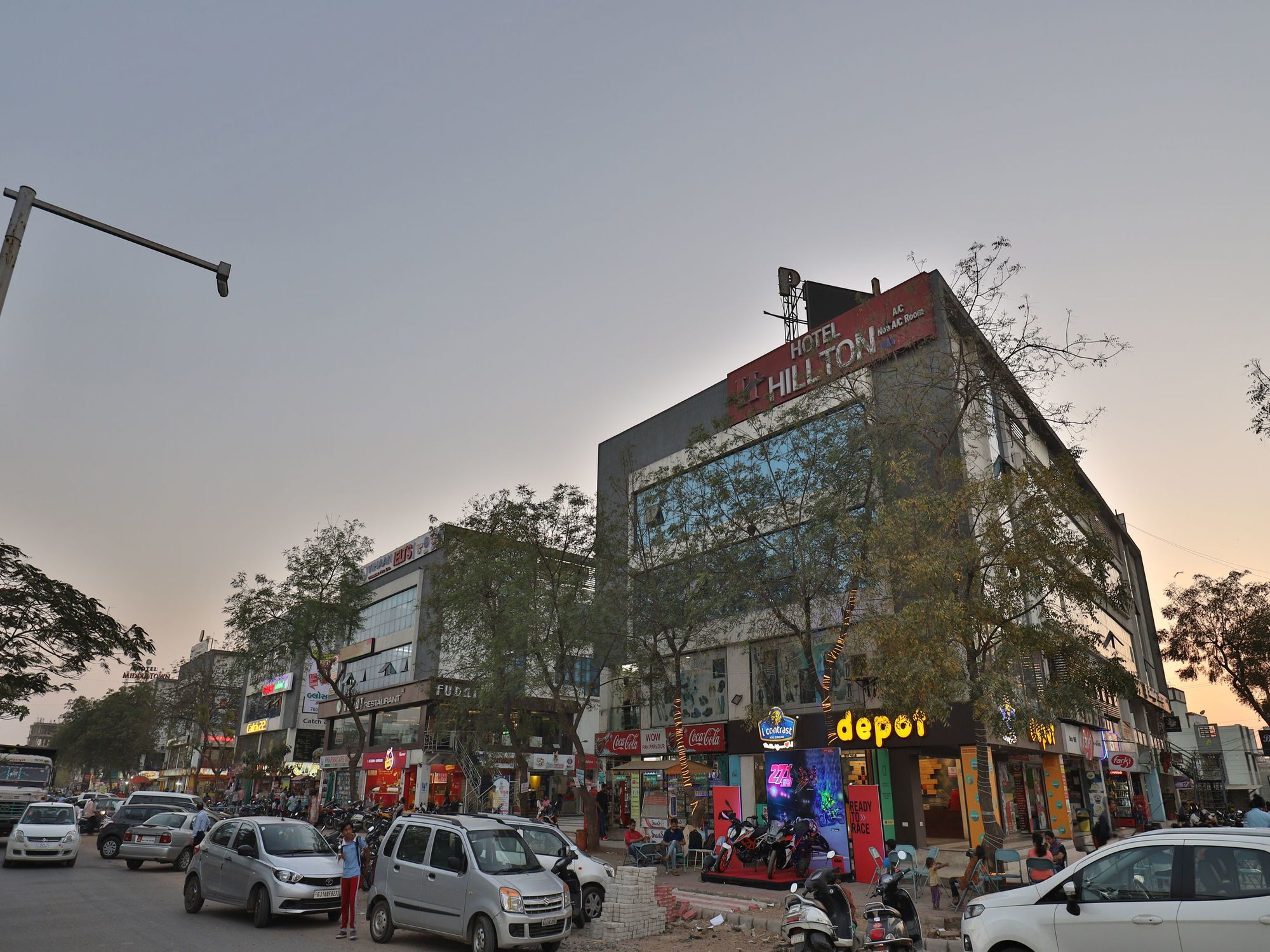 Hotel Hillton Gandhinagar Eksteriør billede